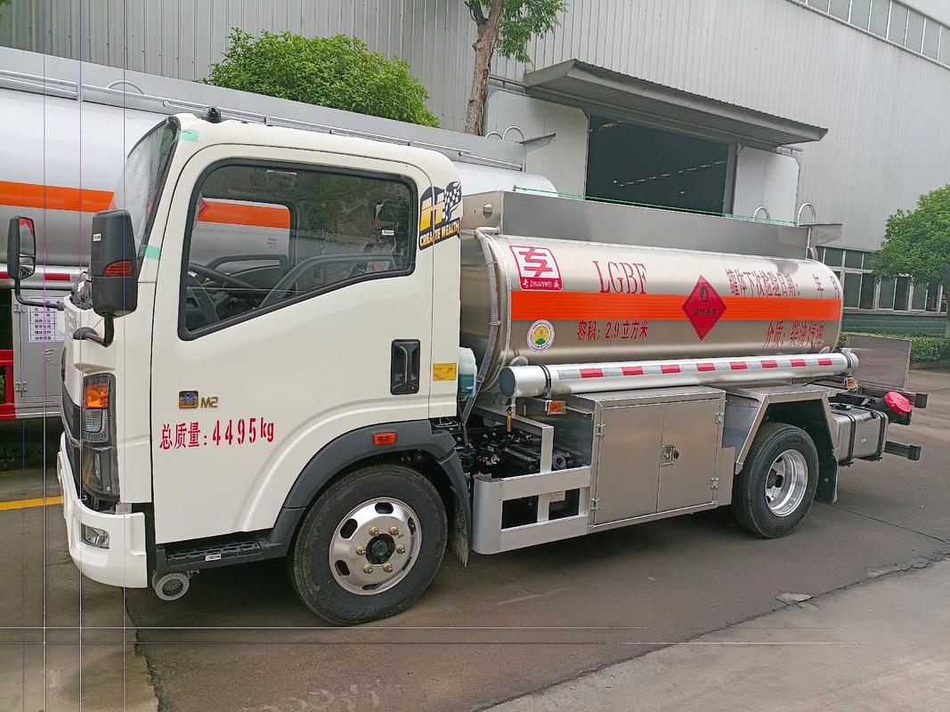 藍(lán)牌5噸油罐加油車(chē) 靈活高效的柴油配送解決方案